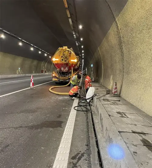 黔东南隧道排水渠清淤